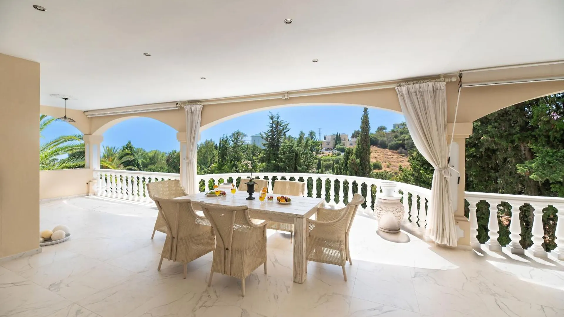 Apartment 4 Bdrm Andalusian Villa W Cinema & Sea Views Marbella