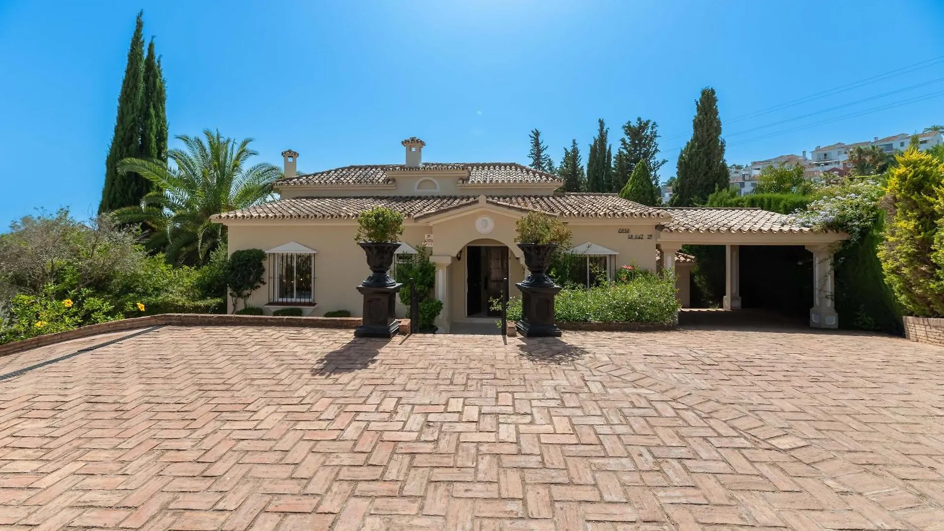 4 Bdrm Andalusian Villa W Cinema & Sea Views Marbella Spanien