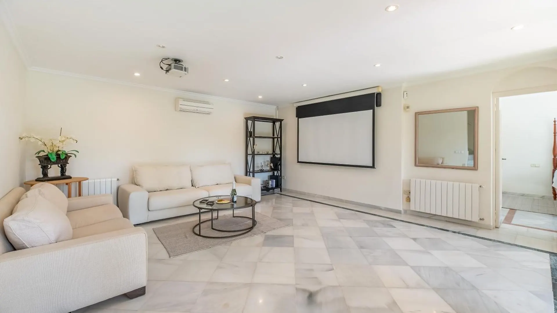 Lägenhet 4 Bdrm Andalusian Villa W Cinema & Sea Views Marbella Spanien