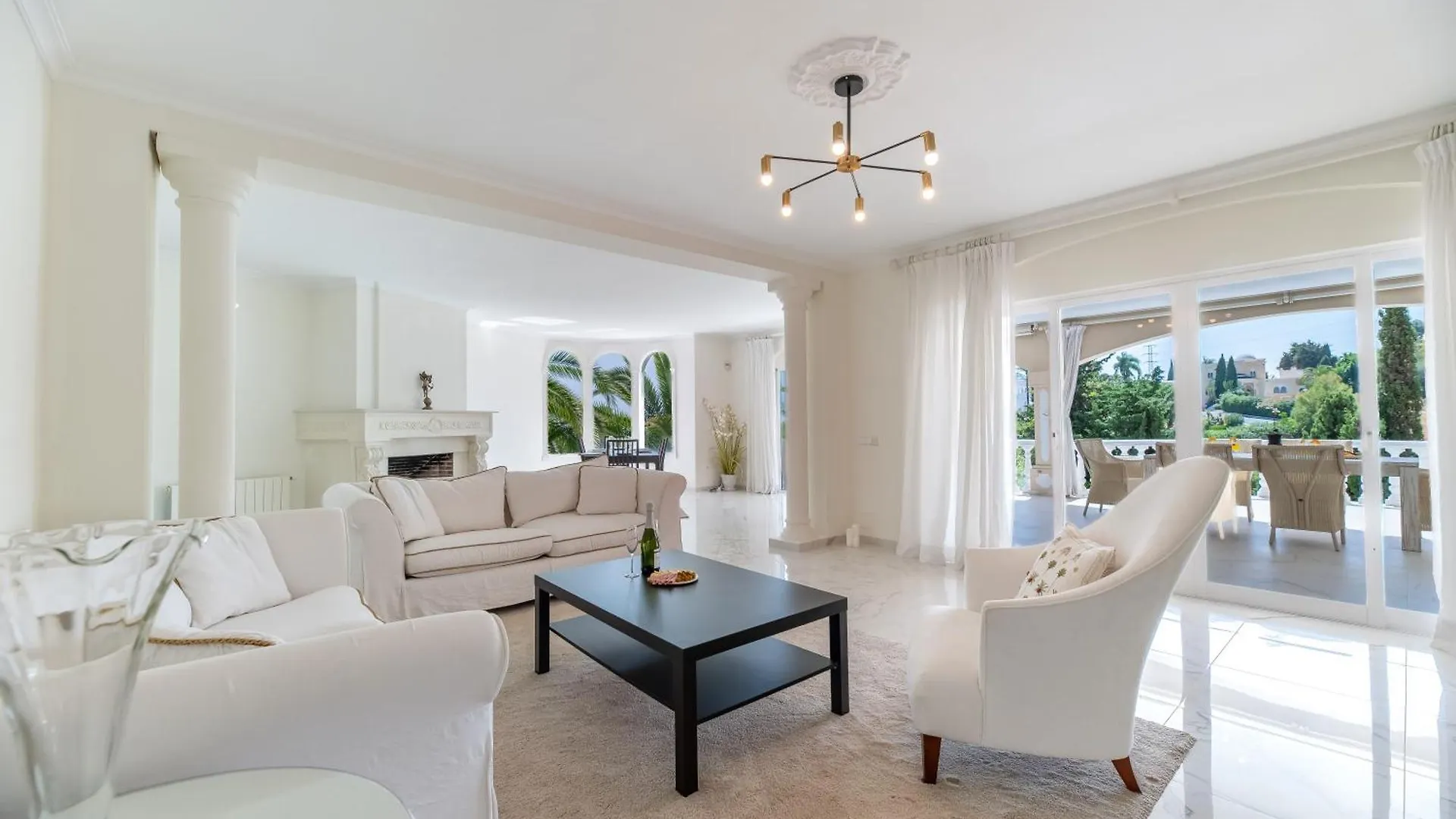 4 Bdrm Andalusian Villa W Cinema & Sea Views Marbella Lägenhet