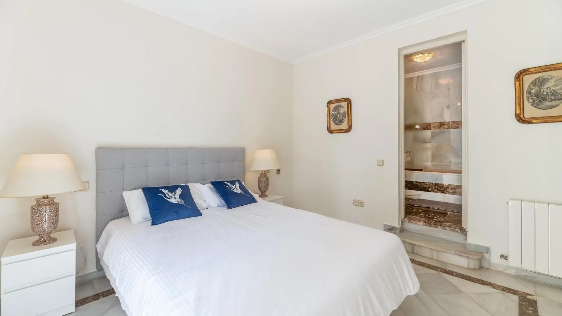 Lägenhet 4 Bdrm Andalusian Villa W Cinema & Sea Views Marbella Spanien
